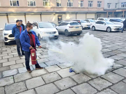 图为供电公司组织职工举行灭火器使用培训。王超 摄