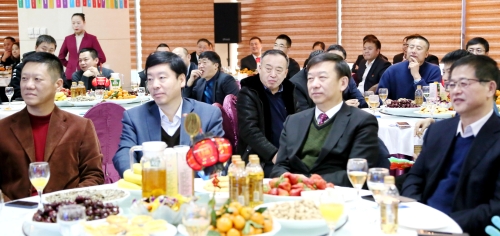 集团公司向导与全体机关干部共聚一堂，畅叙2019，共话优美2020。02