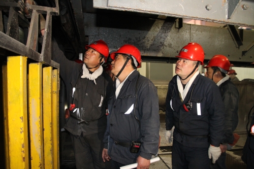 鹤岗矿业公司牢牢围绕“防危害、02  除隐患、保清静、迎‘两节’”这条主线，深入开展清静生产专项整治行动，系统排查重大清静危害，周全整治清静隐患，切实抓好岁末年头清静生产事情。图为检查职员深入一线举行清静排查。江海龙 摄