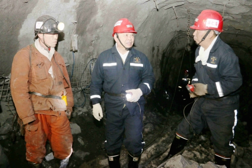 02 鹤岗矿业公司党委书记张生在井下检查清静生产事情