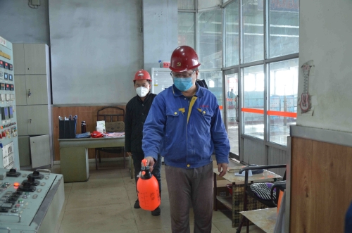 七台河公司热电厂汽机车间党员班长娄跃海，天天早早接班对机炉控制室举行周全彻底消毒，尽到党员应尽的职责。（王贤宝 摄）