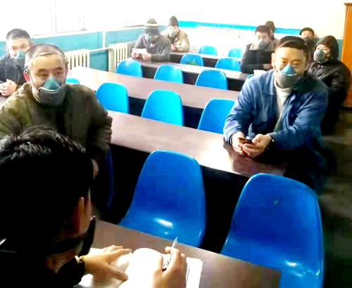 新岭矿职工班前所有佩带煤矿专用口罩