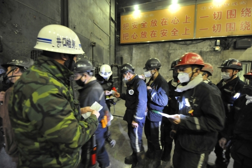 兴安矿守卫科检身职员为春节假期出勤职员举行测温检身。 (2)