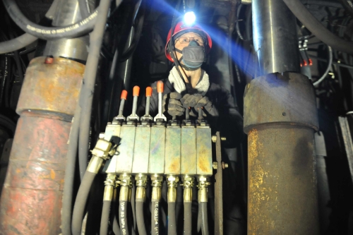 南山煤矿高等区采煤事人情矿工使用C86液压支架向前推进