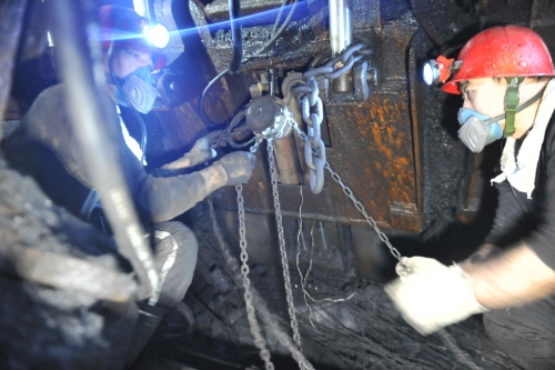 南山煤矿高等区采煤事人情矿工使用C86液压支架向前推进 (2)