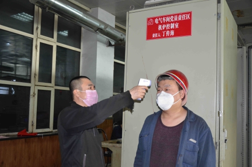 七台河公司热电厂锅炉车间党员班长王培军，疫情时代坚持每班为职工监测体温，耐心嘱咐职工“勤洗手、戴口罩、休息好、兑规作业”，职工亲热地称呼他是“康健管家”。（王贤宝  摄）