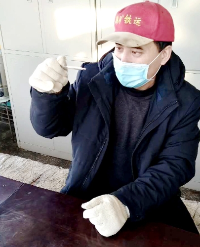 铁路运输部职工测体温