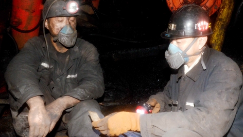 图为现场考问职工清静知识_副本