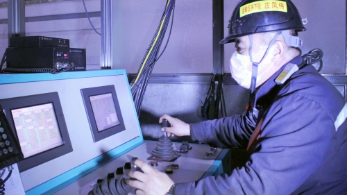 图为：东荣一矿井下工人在指挥巡检机械人_副本