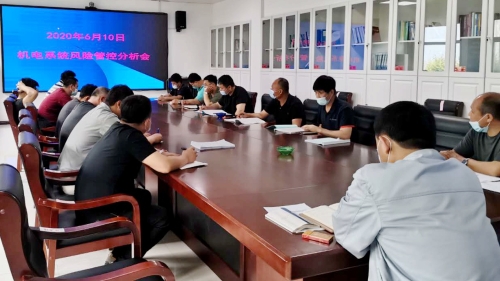 图为：东荣三矿三连系手艺研究室组织机电运输系统各区队长及手艺职员排查梳理机电运输系统危害