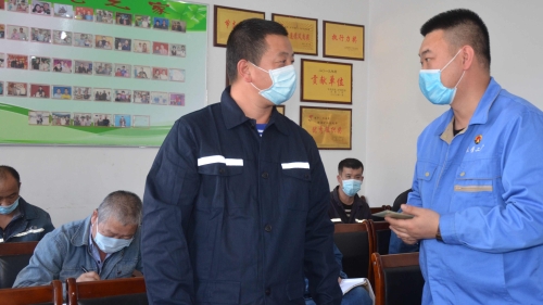 图为：职工班前举行必知必做考问