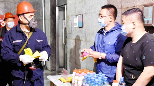 新建矿通过开展“清静宣传咨询日”运动，进一步宣传清静文化，落实清静责任，引发了职工学习煤矿清静知识，提升清静素质，为企业刷新脱困振兴生长提供清静包管。_副本