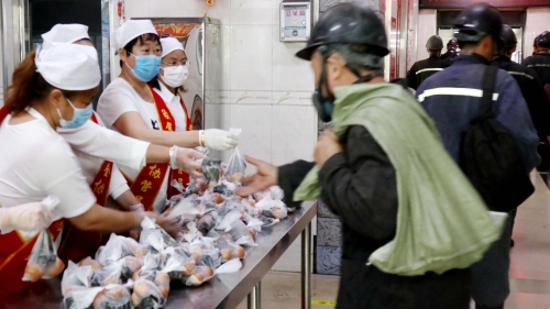 图为新安矿女工眷属为职工送粽子