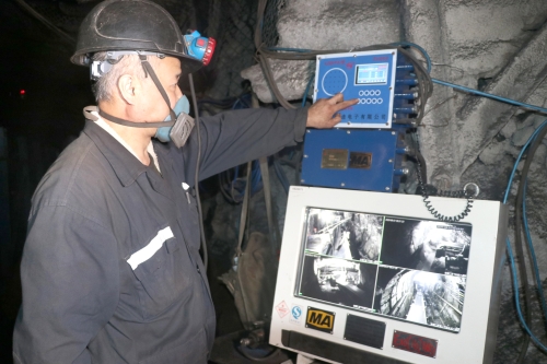 图为远程操作，1人可操控多台皮带。