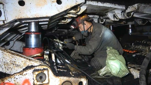 图为双阳矿西一区准备队职工正在对新投用的薄煤层综采装备举行调试