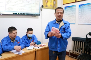 图为东荣二矿职工兴奋地领回违章？罘祷菇  李菁冶 摄