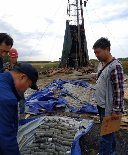 图为地质丈量部举行地质勘探野外验收事情  门宗良摄